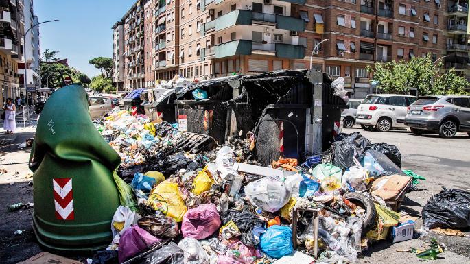trash in rome
